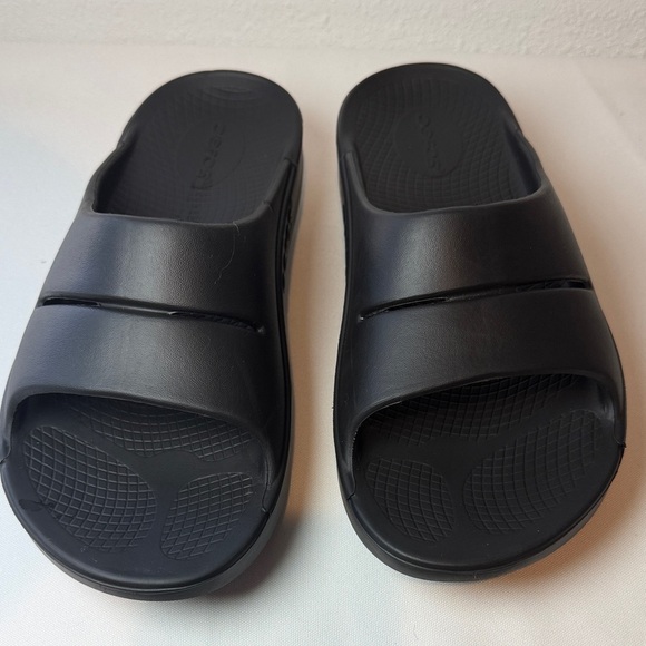 OOFOS Men\'s Classic Black Slide Sandals Men’s 6 or Woman’s 8
